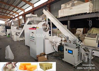 Macchina automatica per la produzione di sapone